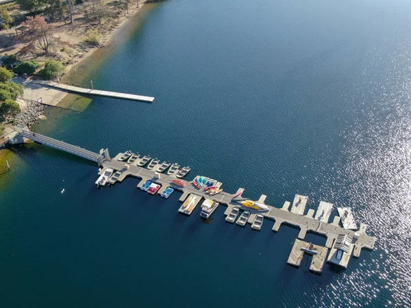 Вид Воздуха Озеро Мирамар Небольшой Пирс Педальным Катером Небольшой Моторной — стоковое фото