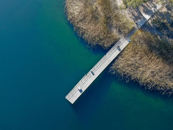 Luftaufnahme Eines Holzstegs Mit Fischern Und Ihren Angelruten Die Versuchen — Stockfoto