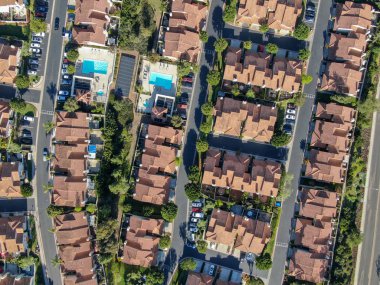 Vadide yan yana aynı villalar ile hava görünümü banliyö mahalle. San Diego, Kaliforniya, Amerika Birleşik Devletleri. Yüzme havuzu ile konut modern alt bölümü lüks evin havadan görünümü.