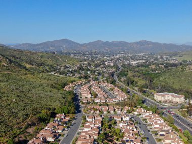 Vadide yan yana aynı villalar ile hava görünümü banliyö mahalle. San Diego, Kaliforniya, Amerika Birleşik Devletleri. Yüzme havuzu ile konut modern alt bölümü lüks evin havadan görünümü.