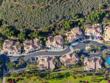Vadide yan yana aynı villalar ile hava görünümü banliyö mahalle. San Diego, Kaliforniya, Amerika Birleşik Devletleri. Yüzme havuzu ile konut modern alt bölümü lüks evin havadan görünümü.