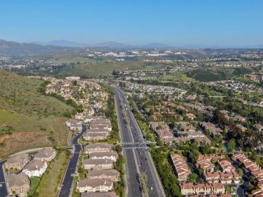 Vadide yan yana aynı villalar ile hava görünümü banliyö mahalle. San Diego, Kaliforniya, Amerika Birleşik Devletleri. Yüzme havuzu ile konut modern alt bölümü lüks evin havadan görünümü.