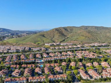 Vadide yan yana aynı villalar ile hava görünümü banliyö mahalle. San Diego, Kaliforniya, Amerika Birleşik Devletleri. Yüzme havuzu ile konut modern alt bölümü lüks evin havadan görünümü.