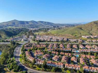Vadide yan yana aynı villalar ile hava görünümü banliyö mahalle. San Diego, Kaliforniya, Amerika Birleşik Devletleri. Yüzme havuzu ile konut modern alt bölümü lüks evin havadan görünümü.
