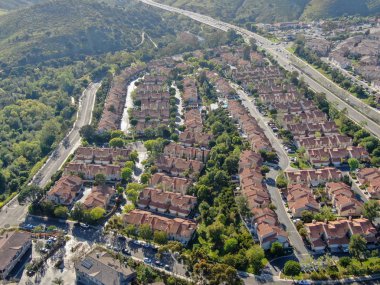 Vadide yan yana aynı villalar ile hava görünümü banliyö mahalle. San Diego, Kaliforniya, Amerika Birleşik Devletleri. Yüzme havuzu ile konut modern alt bölümü lüks evin havadan görünümü.