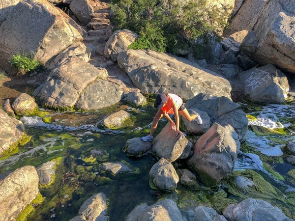 Junge Sportlerin Überquert Und Klettert Felsen Über Den Fluss Sportlicher — Stockfoto