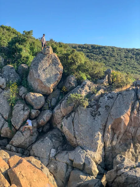 Bergwanderer Die Das Erreichen Des Berges Erfolg Freiheit Und Glück — Stockfoto