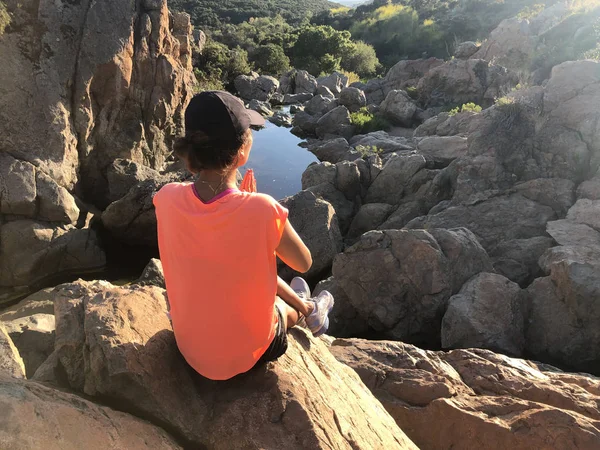 Joven Deportista Sentada Sobre Una Roca Mirando Horizonte Verde Montaña — Foto de Stock