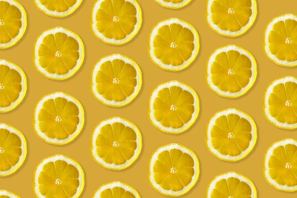 Творческий Узор Лимона Вид Сверху Свежие Цитрусовые Ломтики Ярком Желтом — стоковое фото