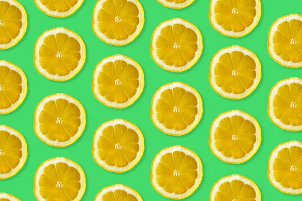 Kreatywny Wzór Wykonany Cytryny Widok Góry Owoce Świeże Limonki Plastry — Zdjęcie stockowe