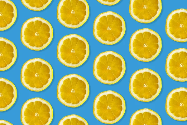 Kreativt Mönster Tillverkat Citron Top Frukt Färska Lime Skivor Blå — Stockfoto