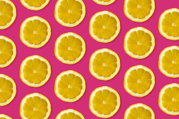柠檬制成的创意图案 在粉红色彩色背景的水果新鲜酸橙片的顶视图 — 图库照片