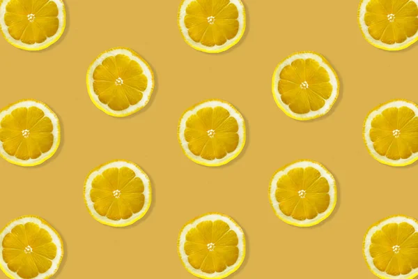 Tvůrčí Vzorek Vyrobený Citrónu Pohled Čerstvé Citrusové Řezy Barevném Žlutém — Stock fotografie