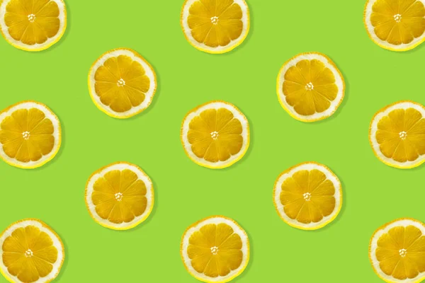 Kreatives Muster Aus Zitrone Draufsicht Auf Frische Limettenscheiben Auf Grünem — Stockfoto