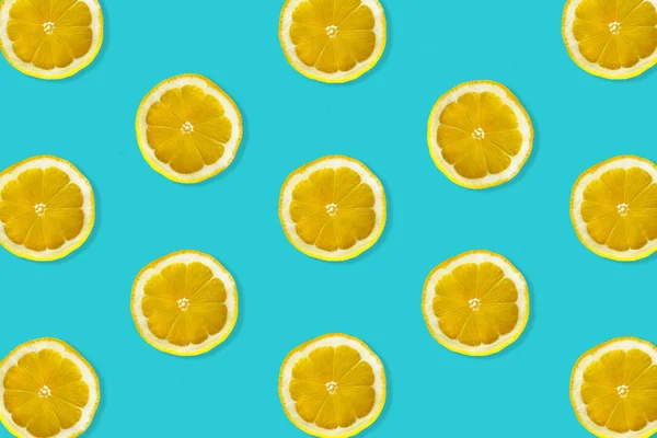 Творческий Узор Лимона Вид Сверху Фруктовые Свежие Лаймы Ломтики Голубом — стоковое фото