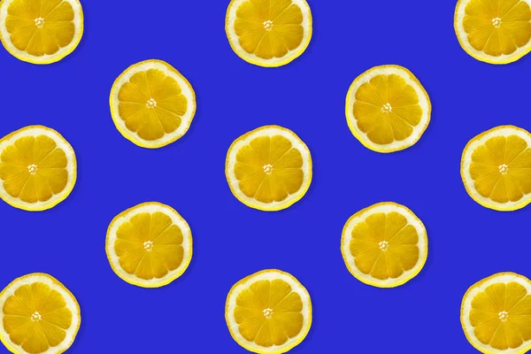 Kreatives Muster Aus Zitrone Draufsicht Auf Frische Limettenscheiben Auf Blauem — Stockfoto