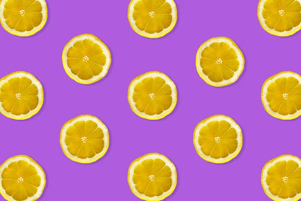 Творческий Узор Лимона Вид Сверху Фруктовые Свежие Лаймы Ломтики Фиолетовом — стоковое фото