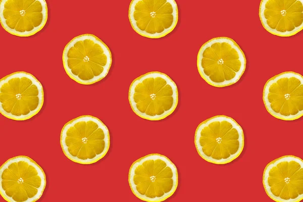Творческий Узор Лимона Вид Сверху Фруктовые Свежие Лаймы Ломтики Красном — стоковое фото