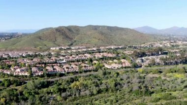 Vadide yan yana aynı villalar ile hava görünümü banliyö mahalle. San Diego, Kaliforniya, Amerika Birleşik Devletleri. Yüzme havuzu ile konut modern alt bölümü lüks evin havadan görünümü.