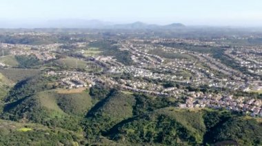 Vadide yan yana aynı villalar ile hava görünümü banliyö mahalle. San Diego, Kaliforniya, Amerika Birleşik Devletleri. Yüzme havuzu ile konut modern alt bölümü lüks evin havadan görünümü.