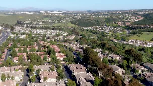鸟瞰郊区 山谷中彼此毗邻相同的别墅 圣地亚哥 加利福尼亚州 带游泳池的住宅现代分区豪宅鸟瞰图 — 图库视频影像