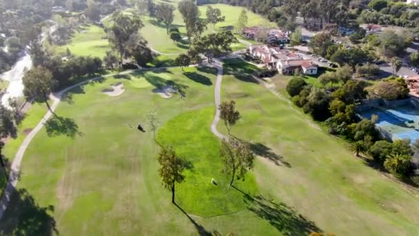 Vista Aérea Hermoso Campo Golf Verde Rico Lado Del Valle — Vídeo de stock