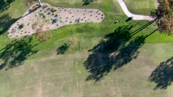 Luftaufnahme Eines Schönen Wohlhabenden Grünen Golfplatz Neben Dem Tal Luxuriöse — Stockvideo