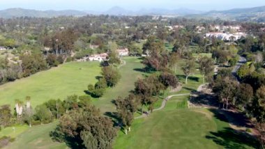 Vadi, lüks kırsal yan alan, San Diego, California, Abd sonraki güzel bir zengin yeşil golf sahası havadan görünümü, 