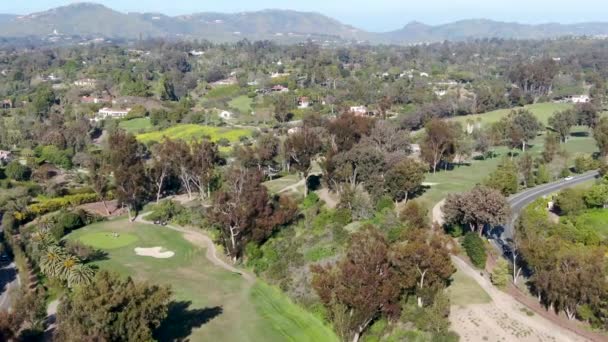 谷の隣の美しい裕福な緑のゴルフコースの航空写真 豪華な田舎の側エリア サンディエゴ カリフォルニア アメリカ合衆国 — ストック動画