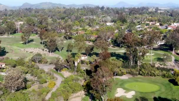 Letecký Pohled Krásný Bohatý Zelený Golfový Hřiště Vedle Údolí Oblast — Stock video