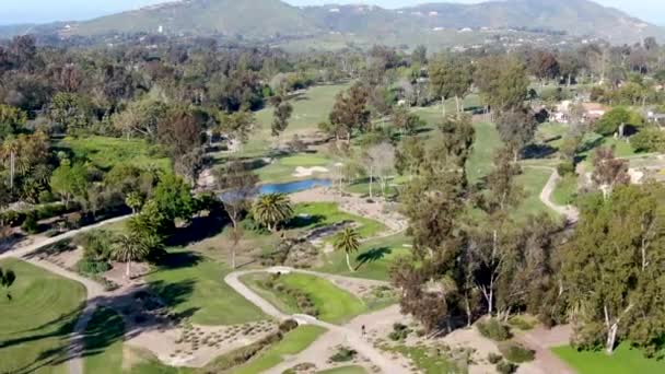 Luftaufnahme Eines Schönen Wohlhabenden Grünen Golfplatz Neben Dem Tal Luxuriöse — Stockvideo