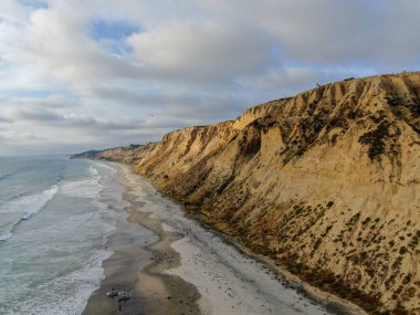 Sarı kumtaşı kayalıklar ve dalgalar gün batımı sırasında plaj acele ile Pasifik kıyı şeridihavadan görünümü. Black Beach, Torrey Pines State Natural Reserve, San Diego, Kaliforniya, Amerika Birleşik Devletleri