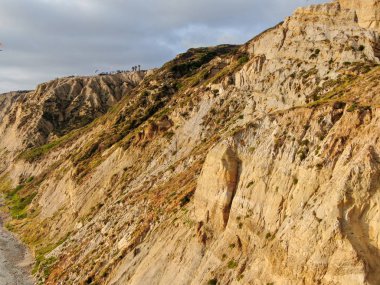 Sarı kumtaşı kayalıklar ve dalgalar gün batımı sırasında plaj acele ile Pasifik kıyı şeridihavadan görünümü. Black Beach, Torrey Pines State Natural Reserve, San Diego, Kaliforniya, Amerika Birleşik Devletleri