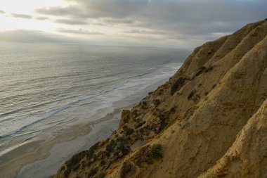 Sarı kumtaşı kayalıklar ve dalgalar gün batımı sırasında plaj acele ile Pasifik kıyı şeridihavadan görünümü. Black Beach, Torrey Pines State Natural Reserve, San Diego, Kaliforniya, Amerika Birleşik Devletleri