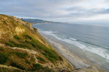 Sarı kumtaşı kayalıklar ve dalgalar gün batımı sırasında plaj acele ile Pasifik kıyı şeridihavadan görünümü. Black Beach, Torrey Pines State Natural Reserve, San Diego, Kaliforniya, Amerika Birleşik Devletleri