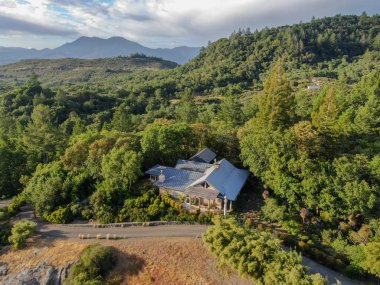 Dağda sevimli klasik Amerikan ahşap evin havadan görünümü ve orman ile çevrili. Güzel eski zanaatkar ahşap aileevi. Napa Valley, Napa County, Kaliforniya, Amerika Birleşik Devletleri