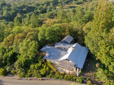 Dağda sevimli klasik Amerikan ahşap evin havadan görünümü ve orman ile çevrili. Güzel eski zanaatkar ahşap aileevi. Napa Valley, Napa County, Kaliforniya, Amerika Birleşik Devletleri