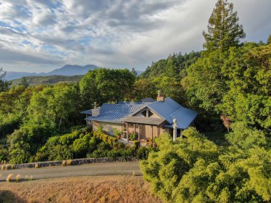 Dağda sevimli klasik Amerikan ahşap evin havadan görünümü ve orman ile çevrili. Güzel eski zanaatkar ahşap aileevi. Napa Valley, Napa County, Kaliforniya, Amerika Birleşik Devletleri