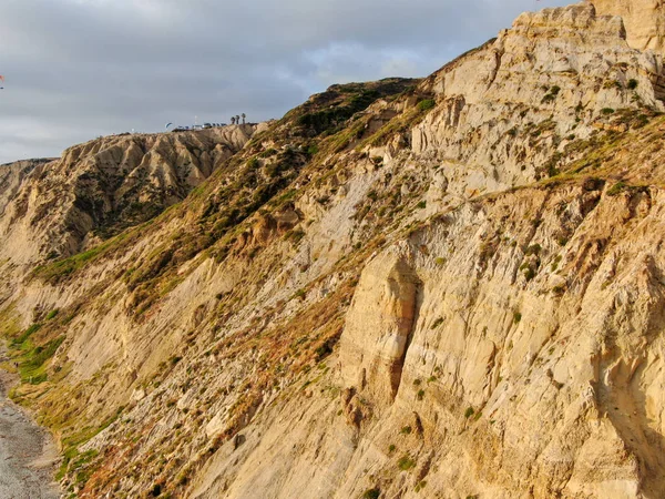 Sarı kumtaşı kayalıklar ve dalgalar gün batımı sırasında plaj acele ile Pasifik kıyı şeridihavadan görünümü. Black Beach, Torrey Pines State Natural Reserve, San Diego, Kaliforniya, Amerika Birleşik Devletleri