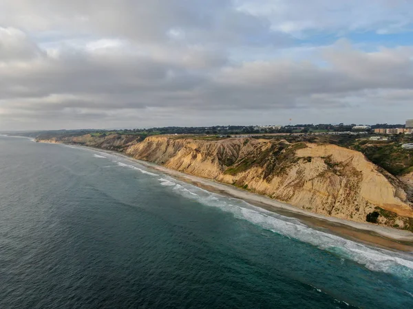 Sarı kumtaşı kayalıklar ve dalgalar gün batımı sırasında plaj acele ile Pasifik kıyı şeridihavadan görünümü. Black Beach, Torrey Pines State Natural Reserve, San Diego, Kaliforniya, Amerika Birleşik Devletleri