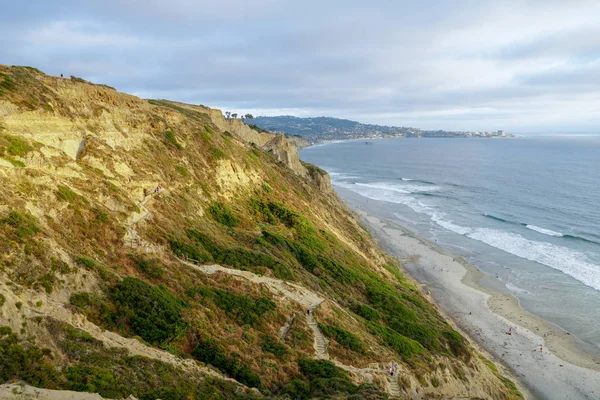 Sarı kumtaşı kayalıklar ve dalgalar gün batımı sırasında plaj acele ile Pasifik kıyı şeridihavadan görünümü. Black Beach, Torrey Pines State Natural Reserve, San Diego, Kaliforniya, Amerika Birleşik Devletleri