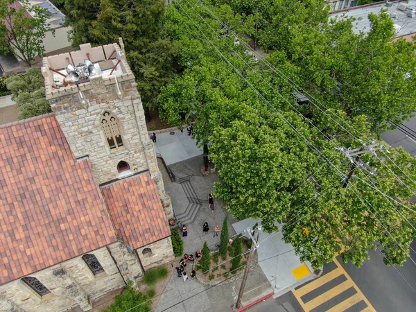 St Helena Roma Katolik Kilisesi havadan görünümü, St Helena tarihi kilise binası, Napa Vadisi, Kaliforniya., ABD. 1889'dan 1890'a kadar inşa edilen kilise taştan inşa edilmiştir..