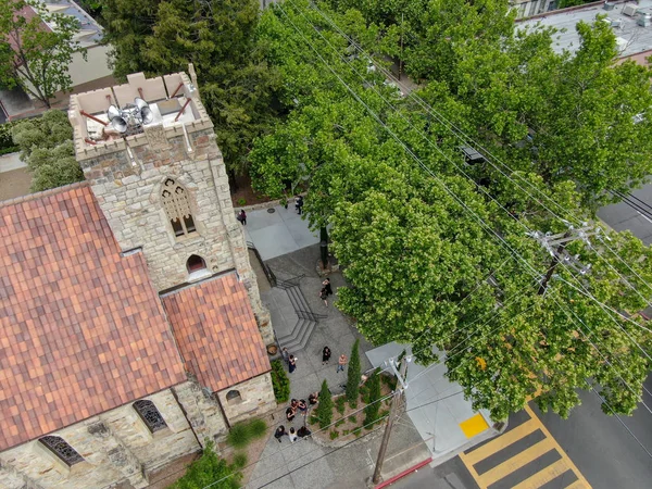 St Helena Roma Katolik Kilisesi havadan görünümü, St Helena tarihi kilise binası, Napa Vadisi, Kaliforniya., ABD. 1889'dan 1890'a kadar inşa edilen kilise taştan inşa edilmiştir..