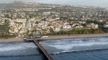 Gün batımından önce plaj ve sahil şeridi ile San Clemente İskelesi havadan görünümü. San Clemente city, Orange County, Kaliforniya, Abd.