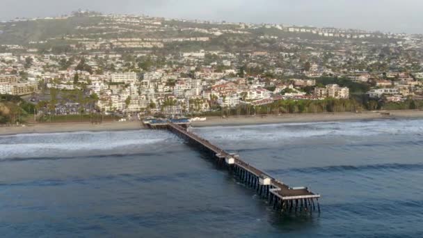 Gün Batımından Önce Plaj Sahil Şeridi Ile San Clemente Skelesi — Stok video