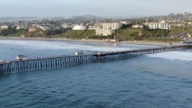 Gün batımından önce plaj ve sahil şeridi ile San Clemente İskelesi havadan görünümü. San Clemente city, Orange County, Kaliforniya, Abd.