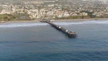 Gün batımından önce plaj ve sahil şeridi ile San Clemente İskelesi havadan görünümü. San Clemente city, Orange County, Kaliforniya, Abd.