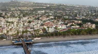 Gün batımından önce plaj ve sahil şeridi ile San Clemente İskelesi havadan görünümü. San Clemente city, Orange County, Kaliforniya, Abd.