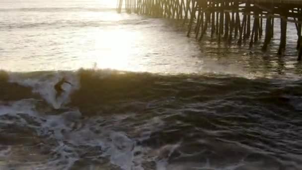 Vista Aérea Dos Surfistas Que Apreciam Ondas Lado Cais San — Vídeo de Stock