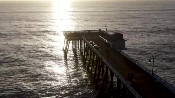 日没時のサンクレメンテ桟橋の航空写真 オレンジ郡のサンクレメンテ市 カリフォルニア州 アメリカ合衆国 — ストック動画
